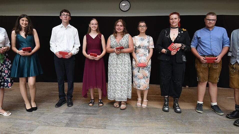 Die besten Absolventen der einzelnen Abschlussklassen der Mittelschule mit Bürgermeisterin Sibylle Entwistle (links) und Rektor Werner Neumeier (links). Die besten Absolventen der einzelnen Abschlussklassen der Mittelschule mit Bürgermeisterin Sibylle Entwistle (links) und Rektor Werner Neumeier (links).