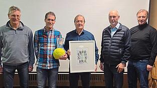 Norbert Neumeier, Roland Heigl, Alois Kreis, Gerhard Häusl und Bernhard Holzfurtner bei der Übergabe der Geschenke (v.l.). Norbert Neumeier, Roland Heigl, Alois Kreis, Gerhard Häusl und Bernhard Holzfurtner bei der Übergabe der Geschenke (v.l.).