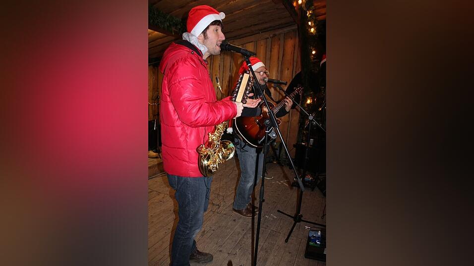 Der idyllische Christkindlmarkt in der Freyung in Landshut zählt zu den schönsten Christkindlmärkten Bayerns. Bei eisigen Temperaturen ist dort insbesondere die Glühwein-Alm natürlich heiß begehrt. Der idyllische Christkindlmarkt in der Freyung in Landshut zählt zu den schönsten Christkindlmärkten Bayerns. Bei eisigen Temperaturen ist dort insbesondere die Glühwein-Alm natürlich heiß begehrt.