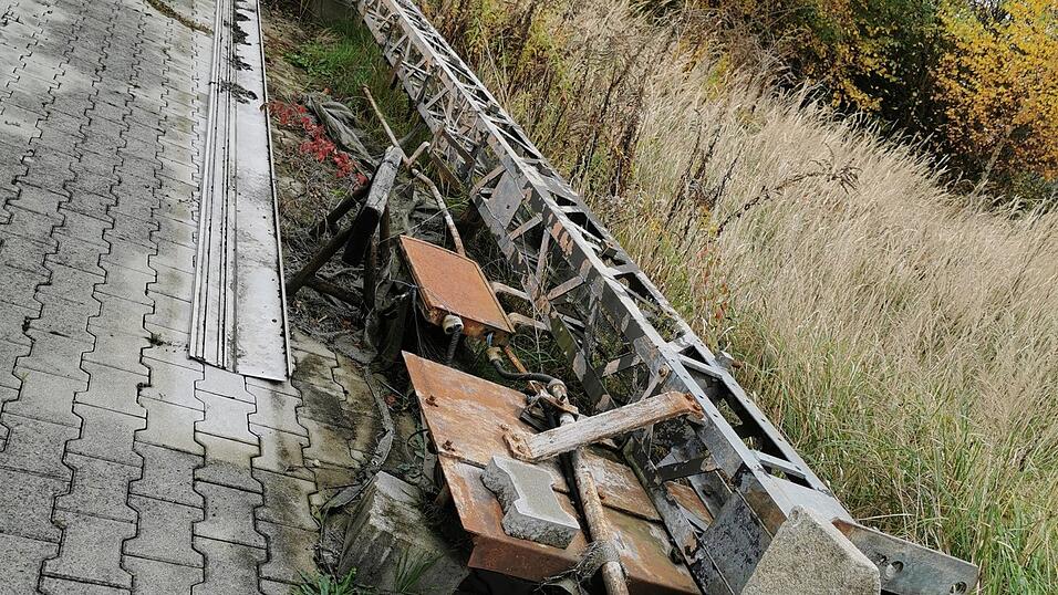 Das Signal lag vor seiner Restaurierung teilweise zerlegt im Garten des Historischen Eisenbahnvereins in Plattling. Das Signal lag vor seiner Restaurierung teilweise zerlegt im Garten des Historischen Eisenbahnvereins in Plattling.