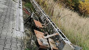 Das Signal lag vor seiner Restaurierung teilweise zerlegt im Garten des Historischen Eisenbahnvereins in Plattling.