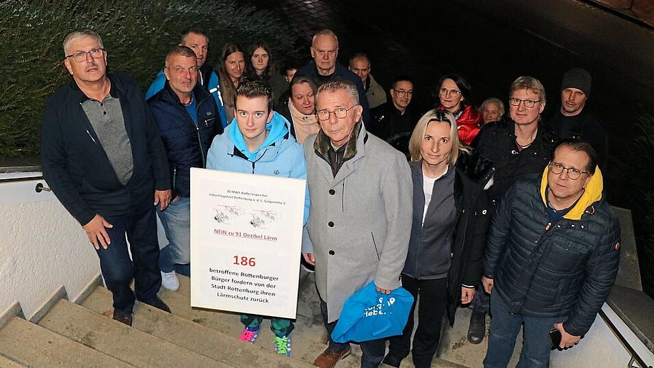 Einige der 186 Unterzeichner des Bürgerantrags waren zur Übergabe zum Rathaus gekommen. Einige der 186 Unterzeichner des Bürgerantrags waren zur Übergabe zum Rathaus gekommen.