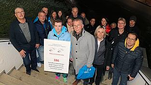 Einige der 186 Unterzeichner des Bürgerantrags waren zur Übergabe zum Rathaus gekommen. Einige der 186 Unterzeichner des Bürgerantrags waren zur Übergabe zum Rathaus gekommen.