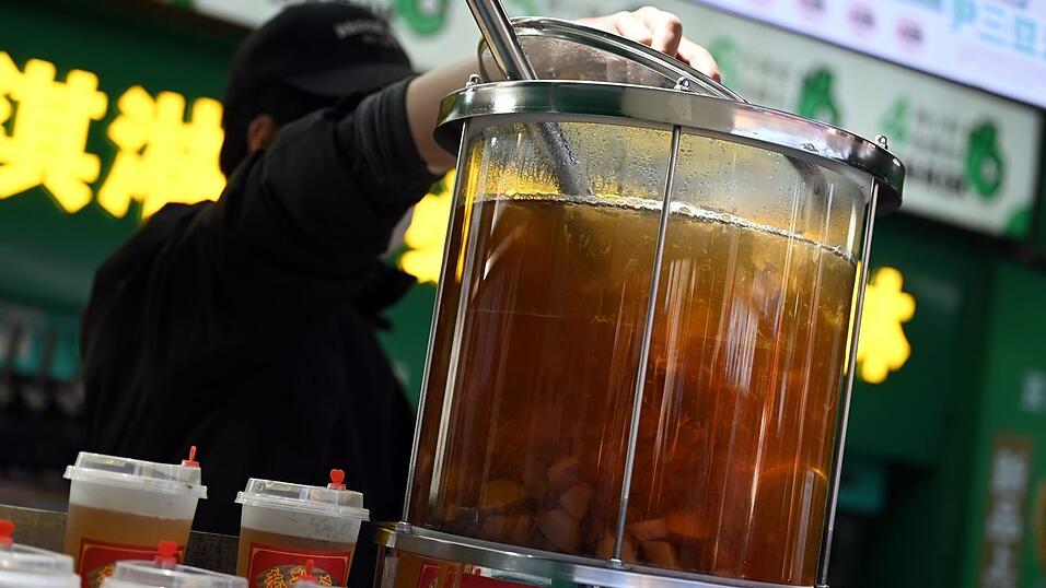 Klassische Getr&auml;nke aus China liegen in den sozialen Medien gerade im Trend.