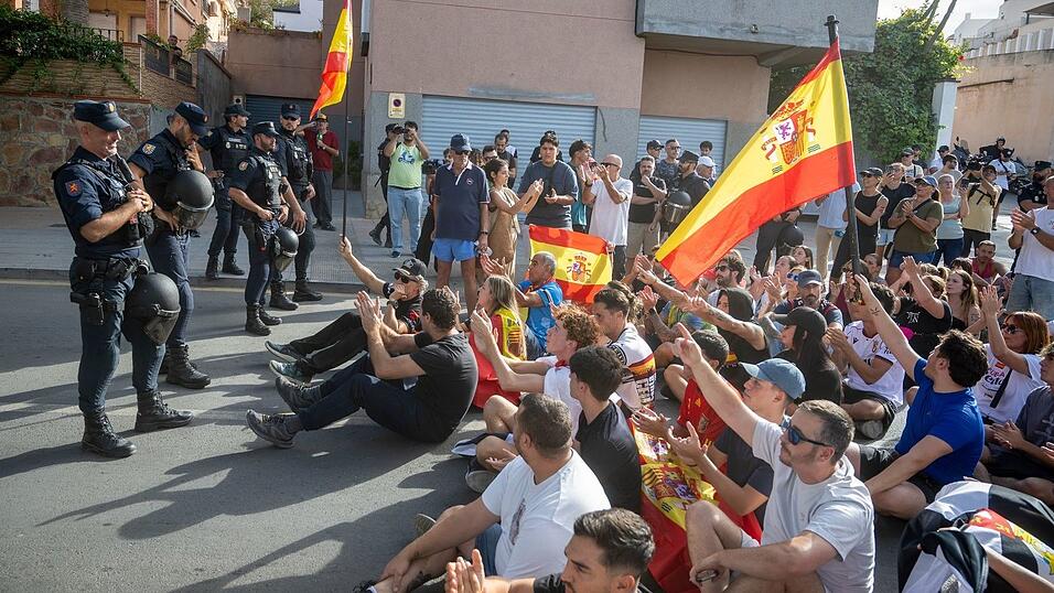 Die Lage in Spaniens Nordafrika-Exklave Ceuta ist zunehmend angespannt. Einheimische fordern die gewaltsame Rückführung von Migranten nach Marokko. Die Lage in Spaniens Nordafrika-Exklave Ceuta ist zunehmend angespannt. Einheimische fordern die gewaltsame Rückführung von Migranten nach Marokko.