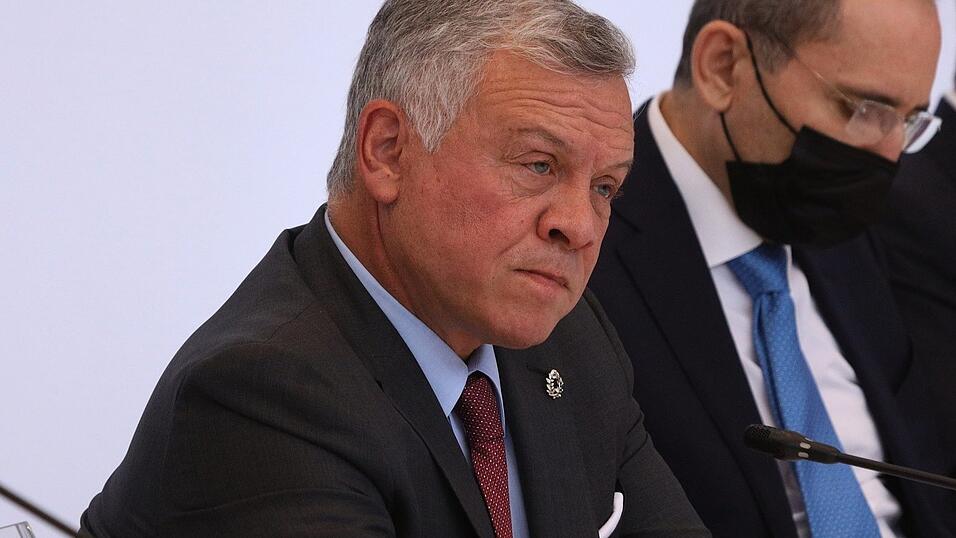 König Abdullah von Jordanien: Luxusimmobilien in London und in den USA für 100 Millionen Euro kaufen, aber Hunderte Millionen Euro an Entwicklungshilfe kassieren - das macht sich nicht gut. König Abdullah von Jordanien: Luxusimmobilien in London und in den USA für 100 Millionen Euro kaufen, aber Hunderte Millionen Euro an Entwicklungshilfe kassieren - das macht sich nicht gut.