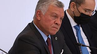König Abdullah von Jordanien: Luxusimmobilien in London und in den USA für 100 Millionen Euro kaufen, aber Hunderte Millionen Euro an Entwicklungshilfe kassieren - das macht sich nicht gut.