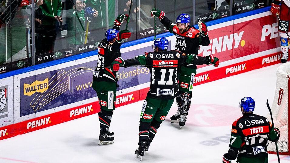 Augsburgs Jason Bast jubelt über das zwischenzeitliche 3:1 gegen Düsseldorf.
