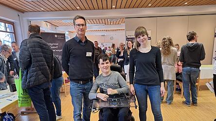 Michael Bold mit Maximilian und Maria, die im September ihre Ausbildung beginnen.
