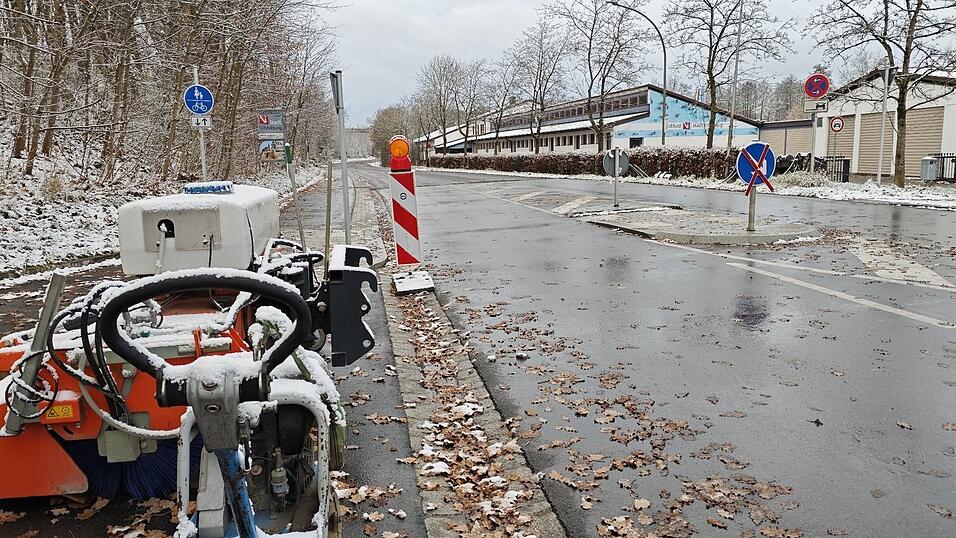 Seit einigen Tagen ist die Veldener Straße in Vilsbiburg gesperrt. Grund sind Sanierungsarbeiten. Auf den Umleitungsstrecken stehen die Autofahrer täglich lange Zeit im Stau. Viele verwundert es, dass genau dann auch noch Baustellen auf der Umleitung aufgemacht werden.