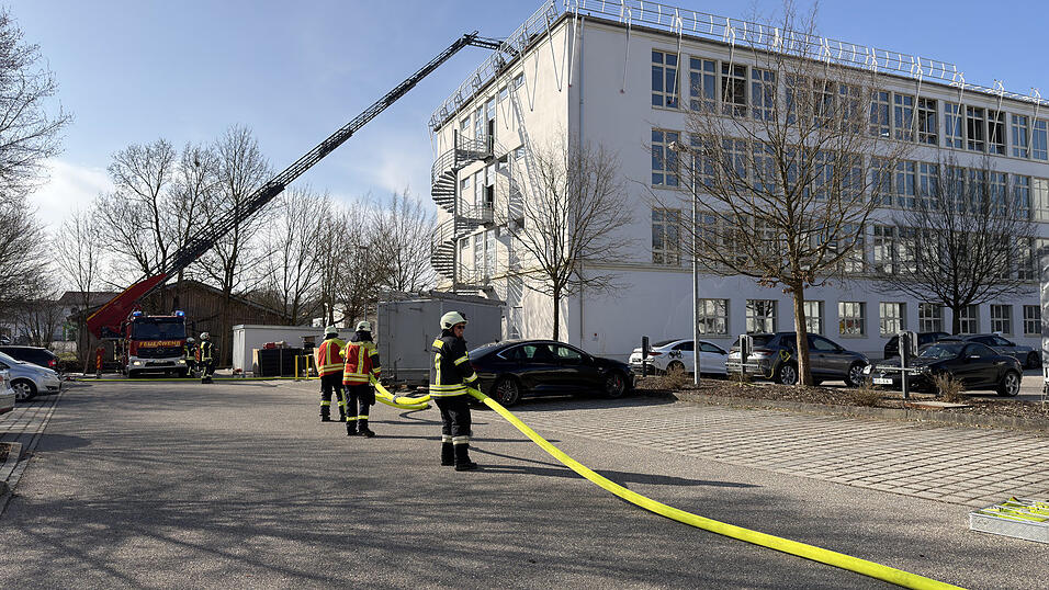 Mit Drehleitern begaben sich die Einsatzkr&auml;fte auf H&ouml;he des Brandorts. Nun soll das Dach gro&szlig;fl&auml;chig ge&ouml;ffnet werden.