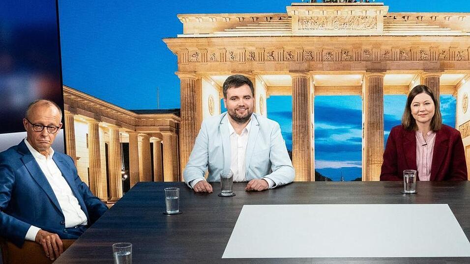 Hier war die Stimmung noch nicht im Keller: Friedrich Merz (v. l.), Oliver Bernt und Bea Merscher im Fernsehstudio. Hier war die Stimmung noch nicht im Keller: Friedrich Merz (v. l.), Oliver Bernt und Bea Merscher im Fernsehstudio.