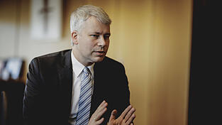 „Man hat sich zu viel in zu schneller Zeit vorgenommen“, sagt Steffen Bilger (CDU), Bundesminister für Verkehr. „Man hat sich zu viel in zu schneller Zeit vorgenommen“, sagt Steffen Bilger (CDU), Bundesminister für Verkehr.