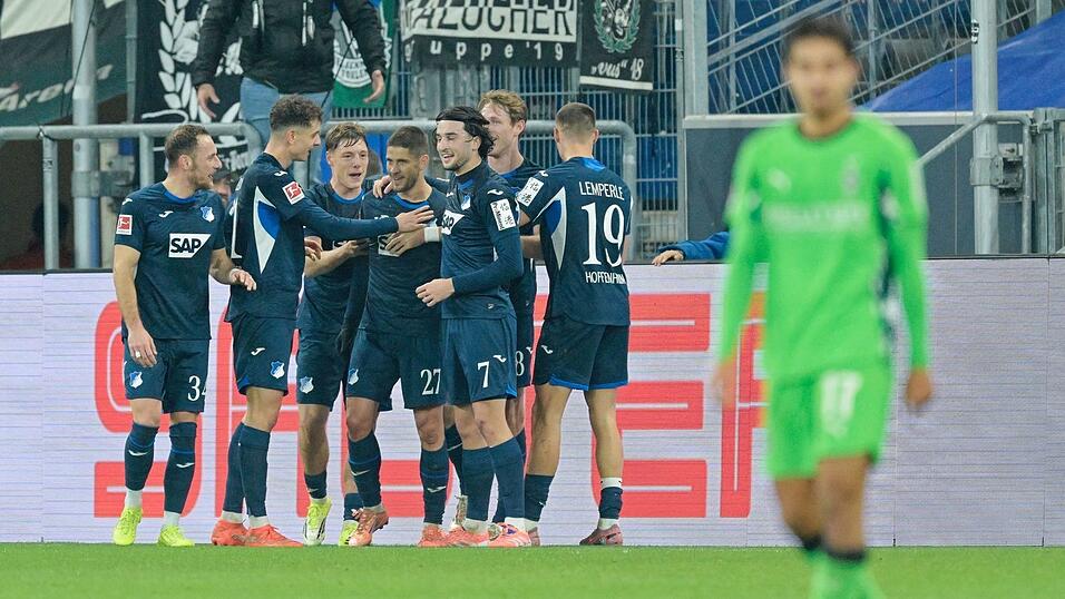 Andrej Kramaric (M) wird von seinen Teamkollegen begl&uuml;ckw&uuml;nscht.