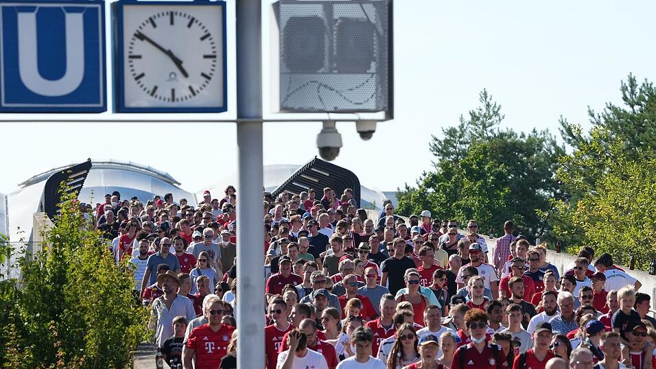 Weil der Nahverkehr stark eingeschr&auml;nkt ist, sollten die Fans f&uuml;r den Weg zum M&uuml;nchener Stadion mehr Zeit einplanen. (Archivbild)