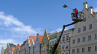 In den nächsten Tagen soll die Umrüstung der Altstadt samt Nebengassen abgeschlossen werden. In den nächsten Tagen soll die Umrüstung der Altstadt samt Nebengassen abgeschlossen werden.