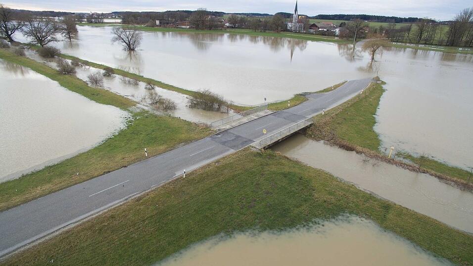 Durch den anhaltenden Regen und die Schneeschmelze war die Vils am Freitagmittag an einigen Stellen bei Vilsbiburg und Gerzen &uuml;ber die Ufer getreten. Einige Strassen waren somit nicht mehr passierbar und mussten gesperrt werden.