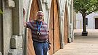 Der Herr der Schlüssel: Karl Weber ist Vorsitzender des Agnes-Bernauer-Festspielvereins und kümmert sich mit zahlreichen Helfern um die letzten Arbeiten vor der großen Premiere am kommenden Freitag.
