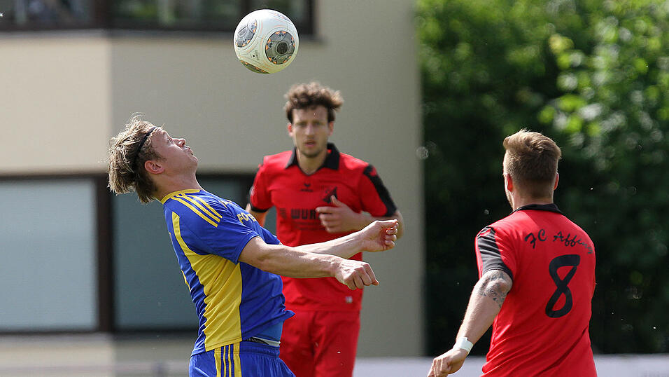 Der TSV Bogen versetzte dem Favoriten aus Affing in der Nachspielzeit den Lucky Punch und siegte mit 2:1 (Foto: Schindler). Der TSV Bogen versetzte dem Favoriten aus Affing in der Nachspielzeit den Lucky Punch und siegte mit 2:1 (Foto: Schindler).
