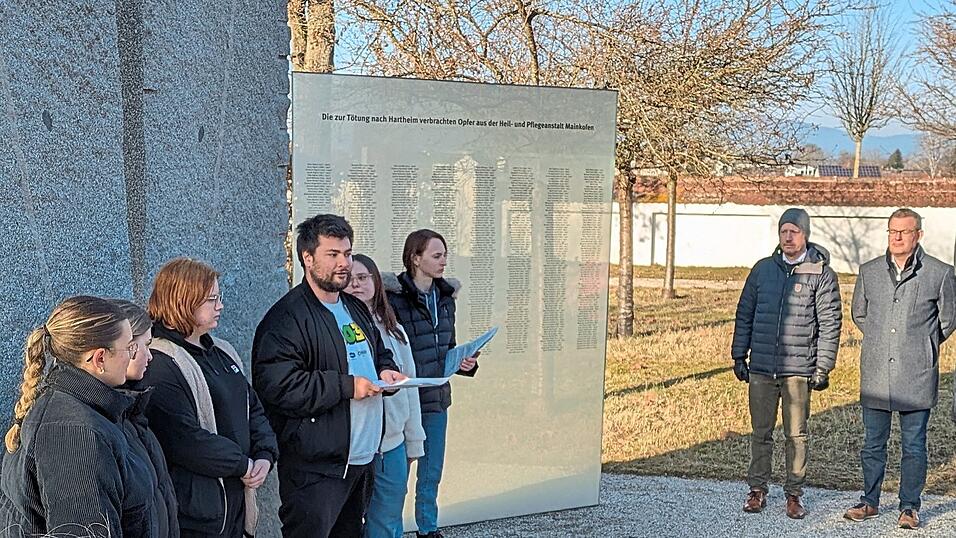 Die Klinikverantwortlichen wie Krankenhausdirektor Uwe B&ouml;ttcher (v. r.) und &Auml;rztlicher Direktor Prof. Dr. med. Johannes Hamann waren beeindruckt vom Engagement, mit dem sich die Sch&uuml;ler des Abschlussjahrgangs der Pflege-Fachschule mit der Geschichte des Klinikums befassten.