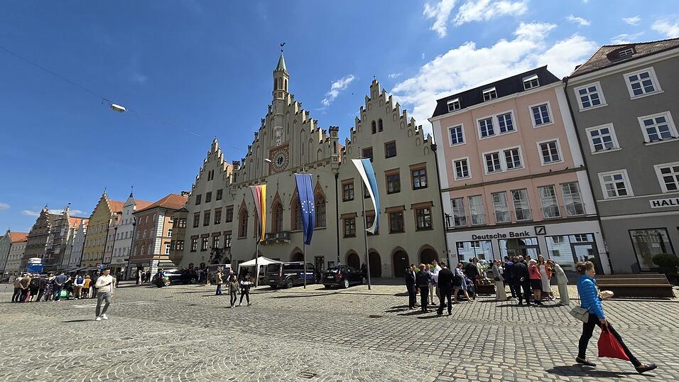 Das 'klimawirksame Font&auml;nenfeld' soll jetzt vor dem Rathaus im Anschluss an die konsumfreie Zone entstehen.
