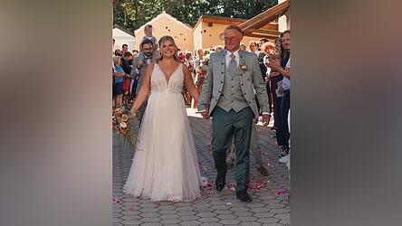 Brautpaar Manuela und Michael Berzl waren sichtlich erfreut über das Spalier aus Mitgliedern der Theatergruppe und des SV Thenried.