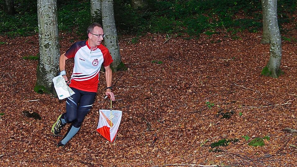 Stefan Hötzinger in Aktion beim Orientierungslauf. Stefan Hötzinger in Aktion beim Orientierungslauf.