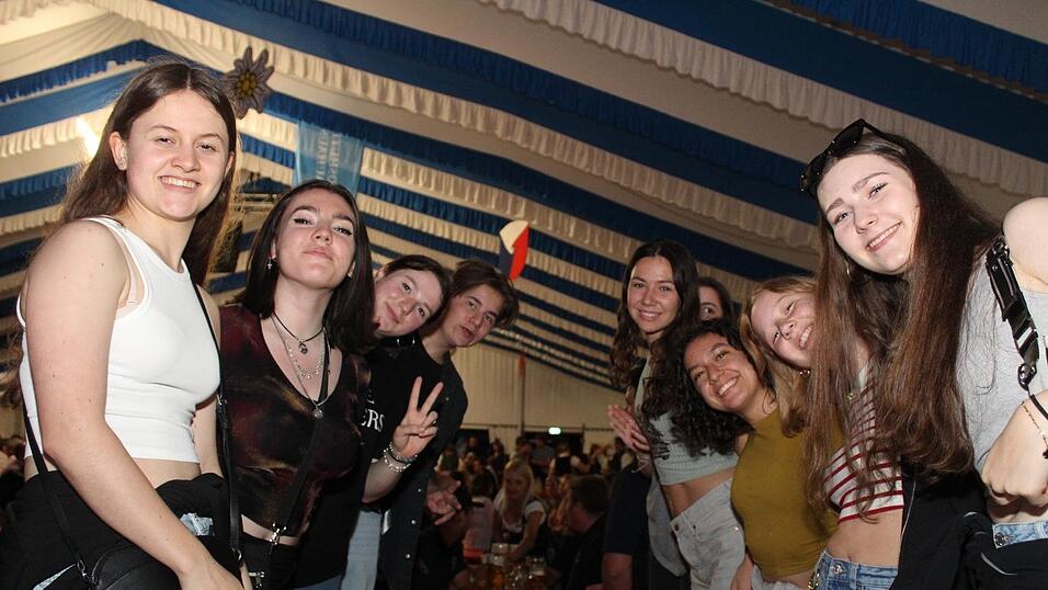 Zur Musik von Headless wurde ausgelassen gefeiert.