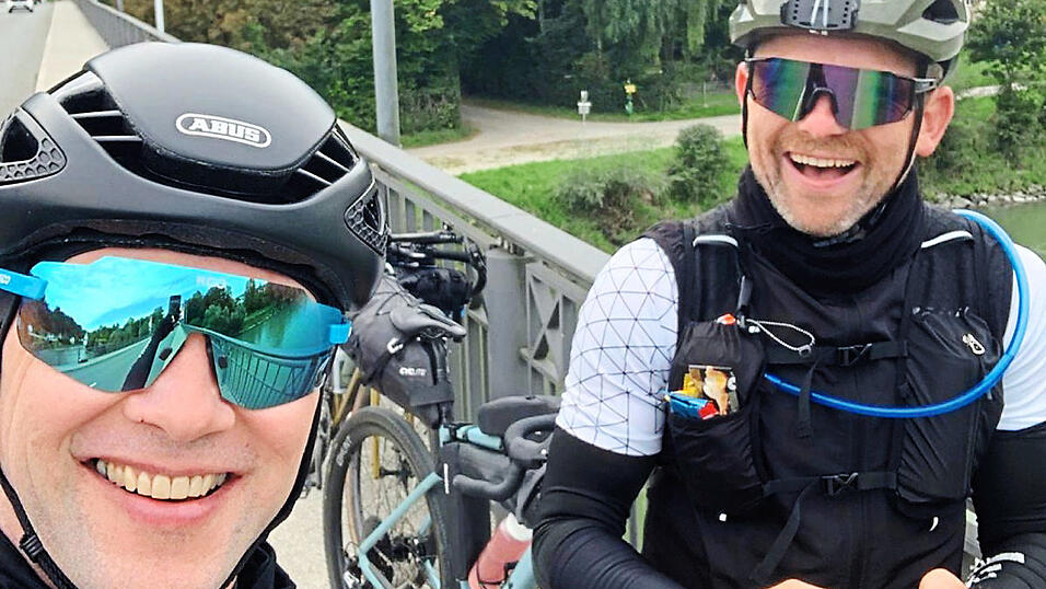 Christian Pilsak (links) und Sebastian John haben gemeinsam mit dem Gravel Bike die Alpen überquert. In drei Tagen fuhren sie von der Haustür in Bogen ans Meer. Christian Pilsak (links) und Sebastian John haben gemeinsam mit dem Gravel Bike die Alpen überquert. In drei Tagen fuhren sie von der Haustür in Bogen ans Meer.