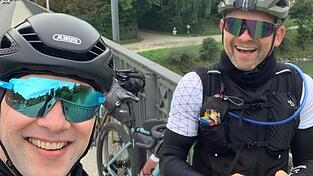 Christian Pilsak (links) und Sebastian John haben gemeinsam mit dem Gravel Bike die Alpen überquert. In drei Tagen fuhren sie von der Haustür in Bogen ans Meer.