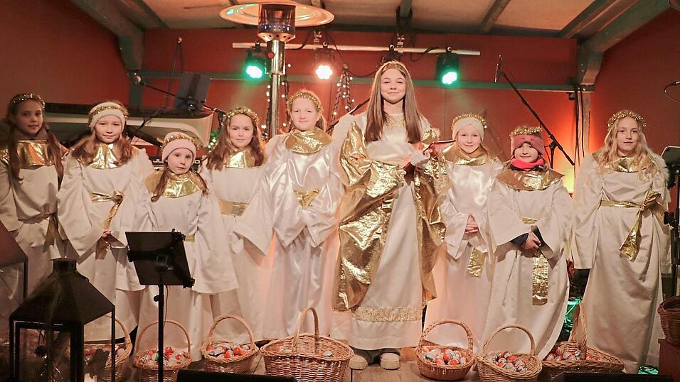Das Chamer Christkind Lea Imsirovic und sein himmlisches Gefolge stellen sich am Chamer Christkindlmarkt vor.