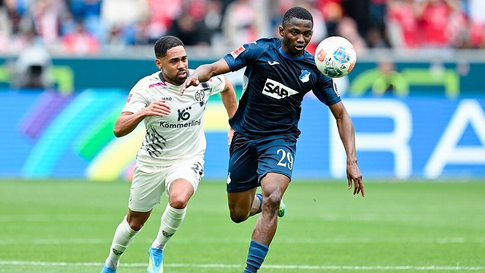 Hart umk&auml;mpfte Partie: der Mainzer Phillipp Mwene (l.) versucht,  Bazoumana Tour&eacute; zu stoppen.