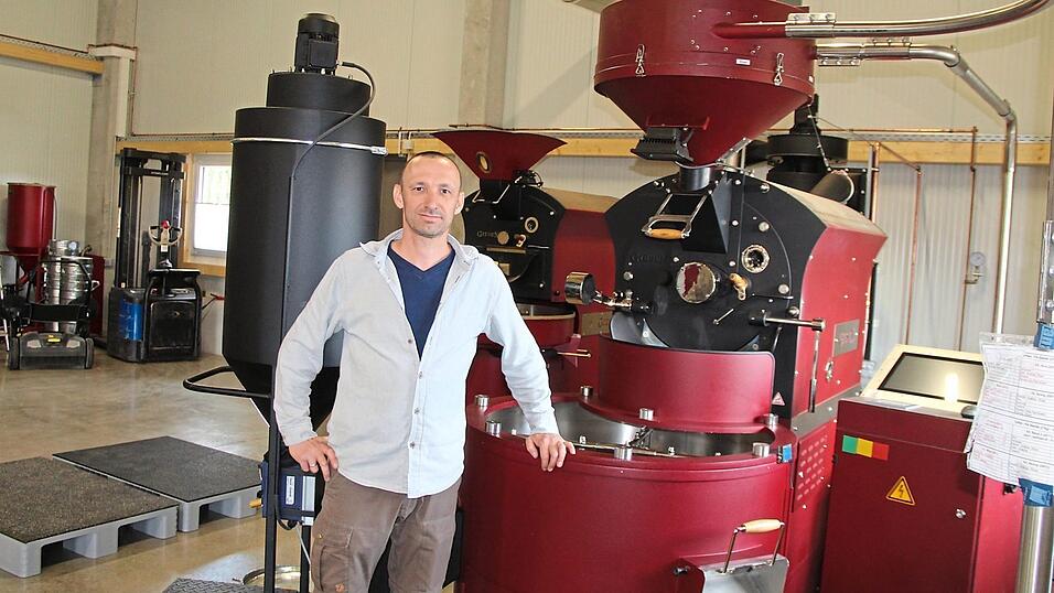 Mit dem Rösten von Kaffeebohnen hat Jürgen Wittman am neuen Standort in Altenkreith bereits begonnen. Mit dem Rösten von Kaffeebohnen hat Jürgen Wittman am neuen Standort in Altenkreith bereits begonnen.