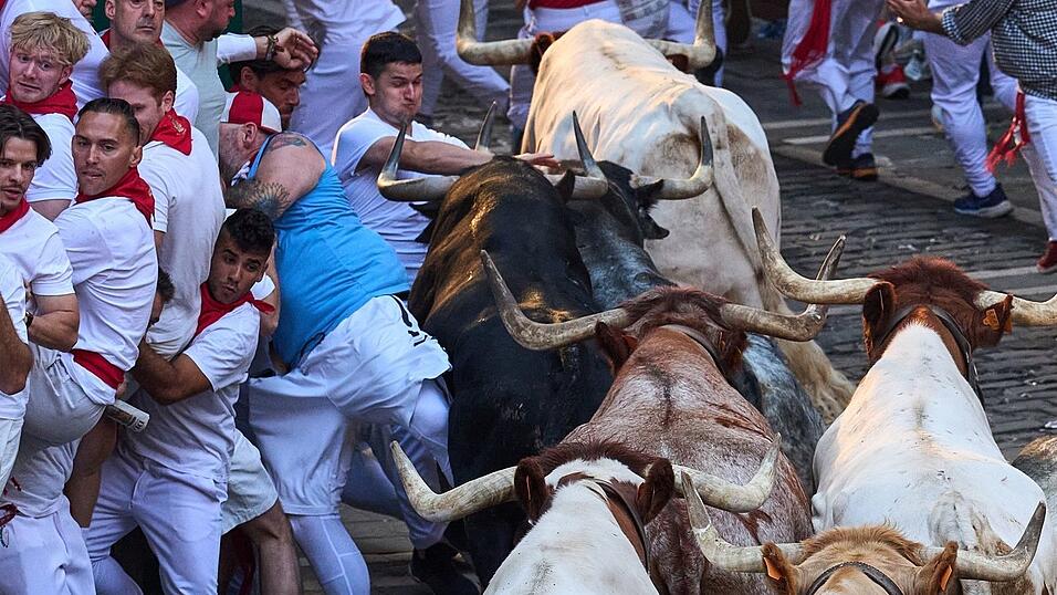 Eine der gef&auml;hrlichsten Augenblicke des zweiten von insgesamt acht L&auml;ufen mit Kampfstieren w&auml;hrend des umstrittenen San-Ferm&iacute;n-Festes im nordspanischen Pamplona.