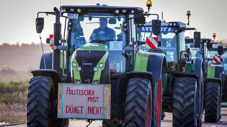 Am Montag werden aufgrund mehrerer Bauern-Proteste in Ostbayern viele Straßen blockiert sein. (Symbolbild) Am Montag werden aufgrund mehrerer Bauern-Proteste in Ostbayern viele Straßen blockiert sein. (Symbolbild)