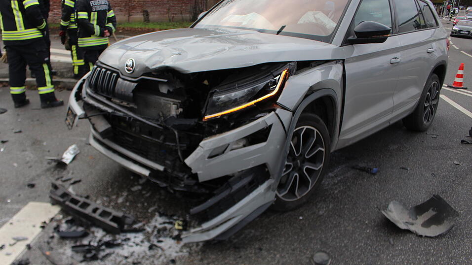 Ein Fiat hat einem Skoda in Straubing die Vorfahrt genommen. Darin saß ein Kind, das vorsorglich ins Krankenhaus kam. Ein Fiat hat einem Skoda in Straubing die Vorfahrt genommen. Darin saß ein Kind, das vorsorglich ins Krankenhaus kam.