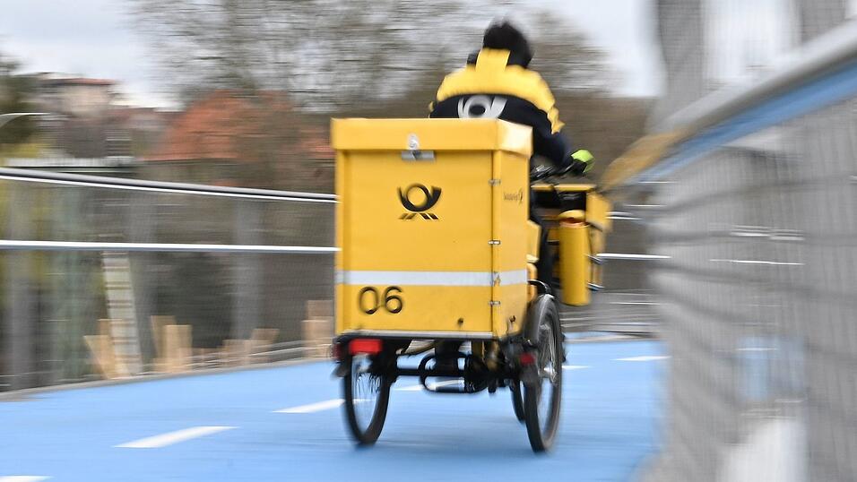 Ein Briefträger bei der Arbeit - in den allermeisten Fällen läuft alles glatt, manchmal landet ein Brief aber im falschen Briefkasten. Ein Briefträger bei der Arbeit - in den allermeisten Fällen läuft alles glatt, manchmal landet ein Brief aber im falschen Briefkasten.