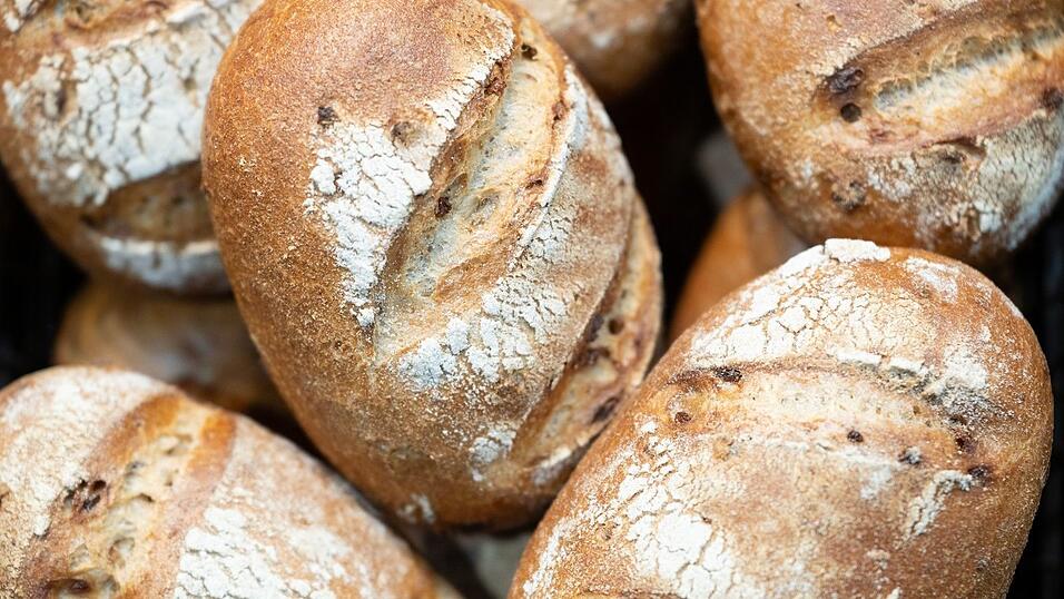 Anstatt Bargeld legt der 67-Jährige ein Brot in die Tasche. (Symbolbild) Anstatt Bargeld legt der 67-Jährige ein Brot in die Tasche. (Symbolbild)