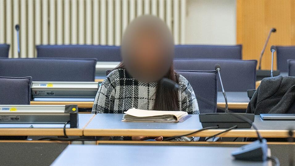 Prozess vor dem Landgericht Regensburg: Einer 37 Jahre alten Krankenschwester werden Mord und fünffacher Mordversuch vorgeworfen. Sie weist die Vorwürfe zurück. Prozess vor dem Landgericht Regensburg: Einer 37 Jahre alten Krankenschwester werden Mord und fünffacher Mordversuch vorgeworfen. Sie weist die Vorwürfe zurück.