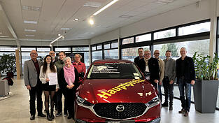 Die Verantwortlichen des Straubinger Adventskalenders übergaben zusammen mit den Sponsoren im Autohaus Schindlbeck die Hauptpreise. Die Verantwortlichen des Straubinger Adventskalenders übergaben zusammen mit den Sponsoren im Autohaus Schindlbeck die Hauptpreise.