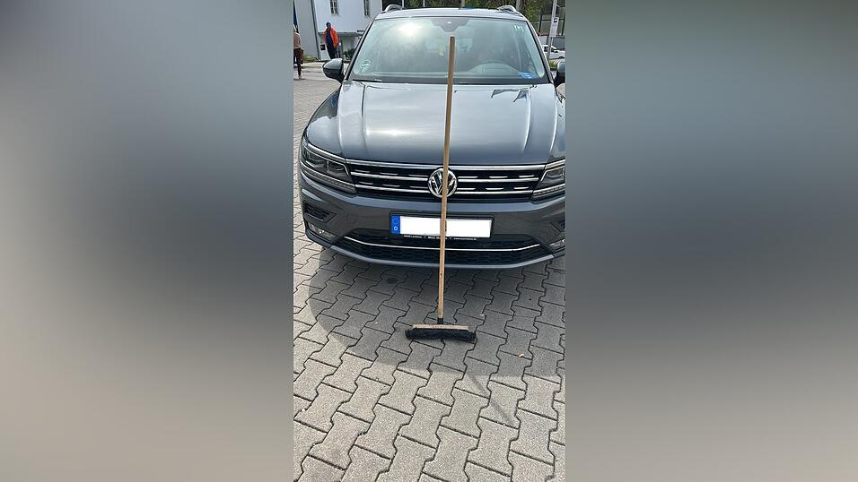 Der besagte Besen und das Auto, auf das er fiel