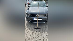 Der besagte Besen und das Auto, auf das er fiel