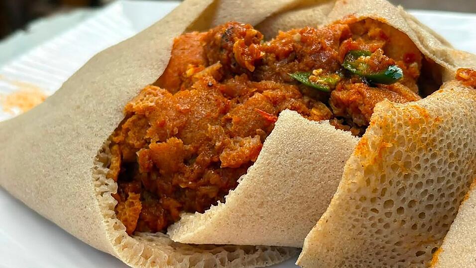 Fir-Fir aus dem traditionellen Fladenbrot Injera ist in Äthiopien vom Frühstückstisch nicht wegzudenken. Fir-Fir aus dem traditionellen Fladenbrot Injera ist in Äthiopien vom Frühstückstisch nicht wegzudenken.