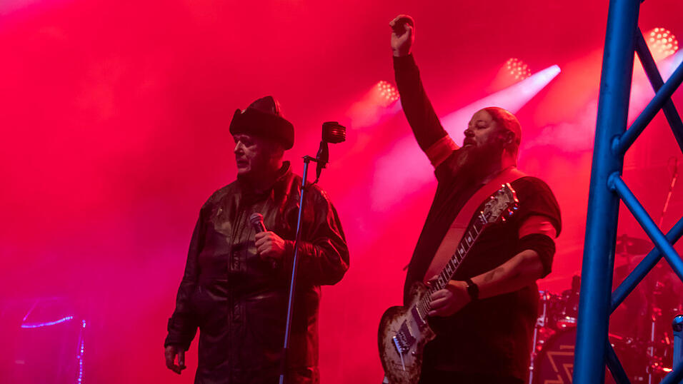 Die Rammstein-Coverband Stahlzeit begeisterte beim Campus Open Air Deggendorfer Fans. Die Rammstein-Coverband Stahlzeit begeisterte beim Campus Open Air Deggendorfer Fans.