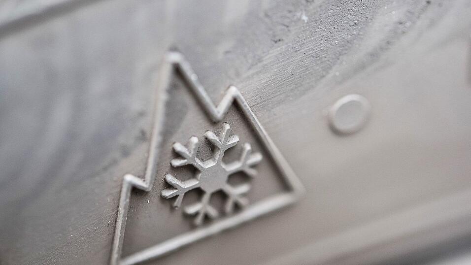 Berg und Schneeflocke: Alle wintertauglichen Reifen, die seit dem 1. Januar 2018 hergestellt wurden, brauchen das Alpine-Symbol.