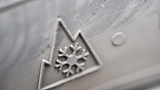 Berg und Schneeflocke: Alle wintertauglichen Reifen, die seit dem 1. Januar 2018 hergestellt wurden, brauchen das Alpine-Symbol.