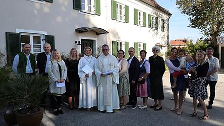 Am Pfarrhaus nahmen Pfarrgemeinderäte, Kirchenpfleger und Bürgermeister Franz Stiglmaier (2. v. l.) den Jubilar zum Kirchenzug in Empfang.
