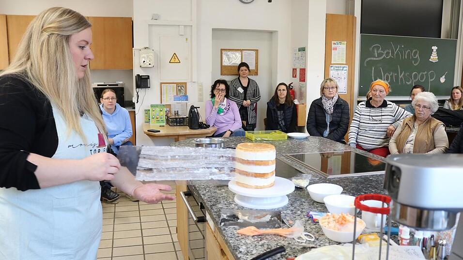 Monika Nagl schichtet und verziert die Torten, während sie die Fragen der rund 30 Kursteilnehmer beantwortet. Monika Nagl schichtet und verziert die Torten, während sie die Fragen der rund 30 Kursteilnehmer beantwortet.
