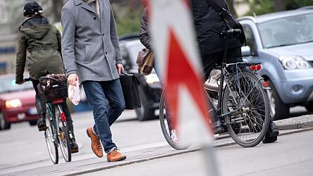 Zu Fu&szlig;, mit Auto oder Fahrrad - wie bewegen sich die Bayern? (Illustration)