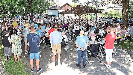 Unter den B&auml;umen des Schlossparks feierte man den Familiengottesdienst.